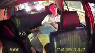 คลิปโป้ไทย สาวไทยเรียกแกร๊ปแท็กซี่( GrabTaxi) เพื่อไปทำงานแต่เสื้อในมาหลุดเลยต้องให้พี่คนขับช่วย