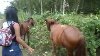 คลิปโป๊เอเชีย xxx สาวพม่าหีดำตัวดำ แหกหีให้ม้าเย็ดหีกลางแจ้งในป่า ควยใหญ่ยาวงานนี้หีมีพัง